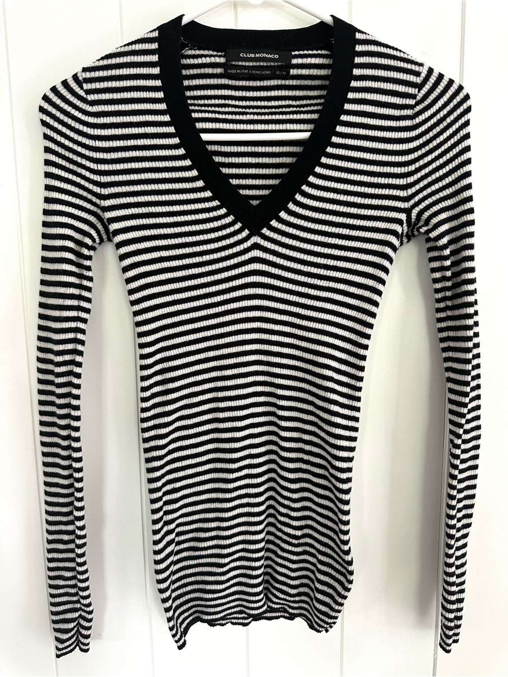 Vintage Club Monaco Black & White Striped V-Neck Cotton and Cashmere Top - Picture 2 of 7